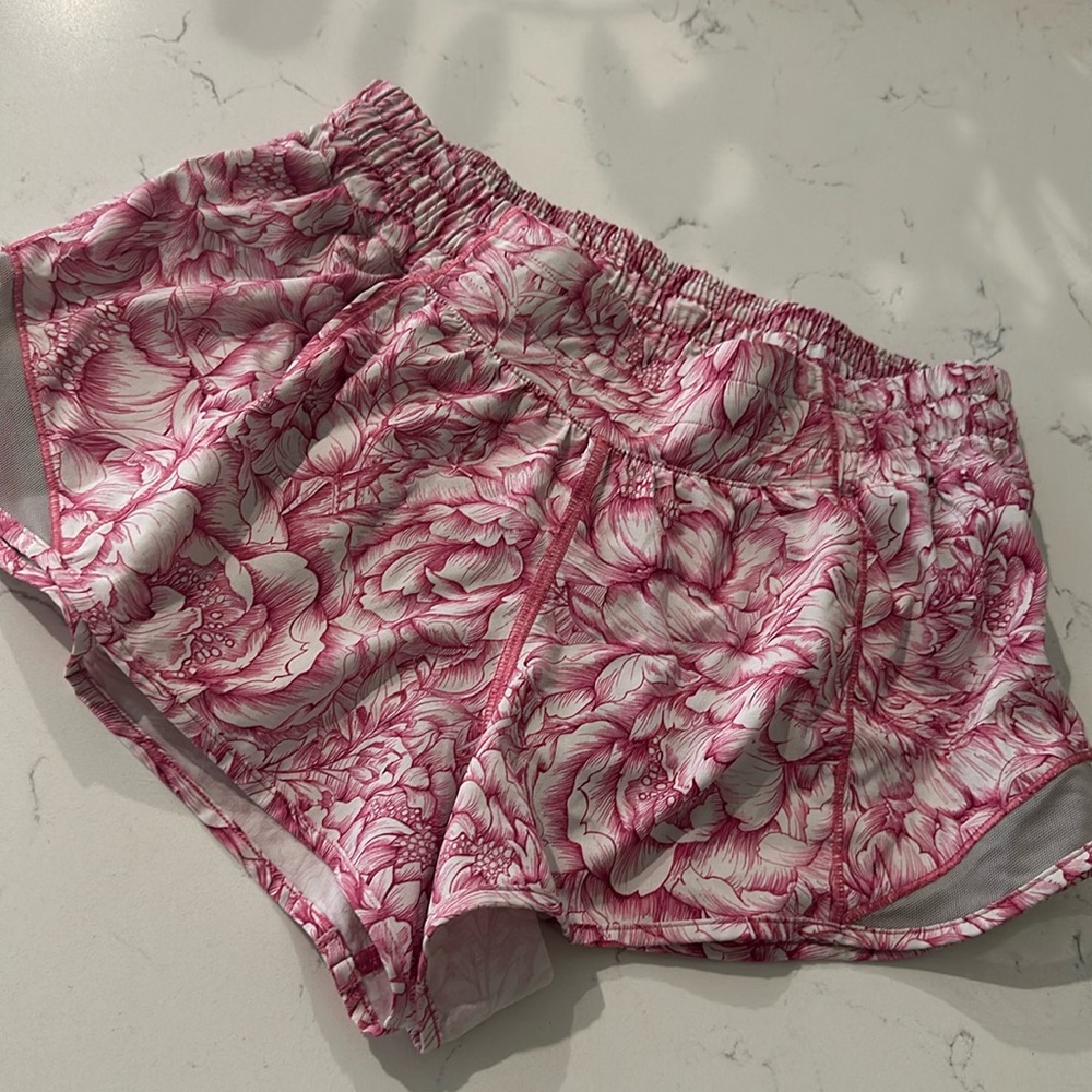LULULEMON SHORTS PINK WHITE FLOWER RUNNING GYM WORKOUT 4